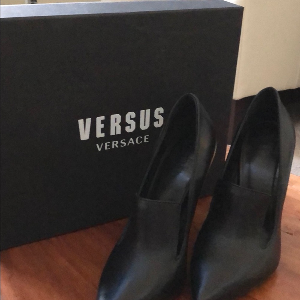 Versus Versace Black Pointed Toe Leather Pump